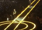 El guitarrista d’U2 cau de l’escenari durant un concert