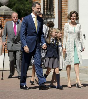 Don Juan Carlos camina tras su hijo en la comunión de su nieta.