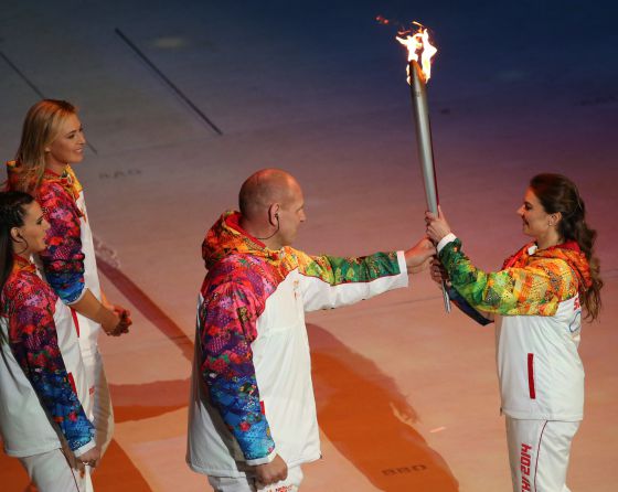 Alina Kabaeva entrega la antorcha olímpica a Alexandr Karelin en la ceremonia de apertura de Sochi 2014.