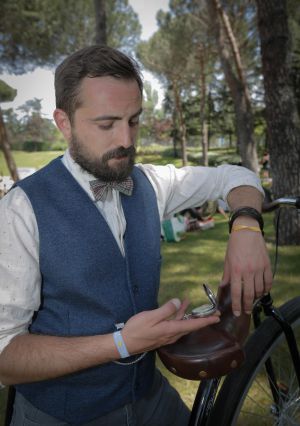 Para ir en bici por ciudad viste de 'tweed': cinco ejemplos a seguir