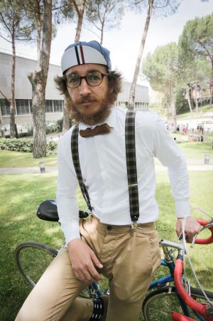 Para ir en bici por ciudad viste de 'tweed': cinco ejemplos a seguir