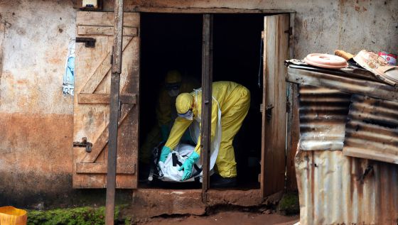 Un cooperante traslada el cuerpo de una víctima del ébola en Sierra Leona.
