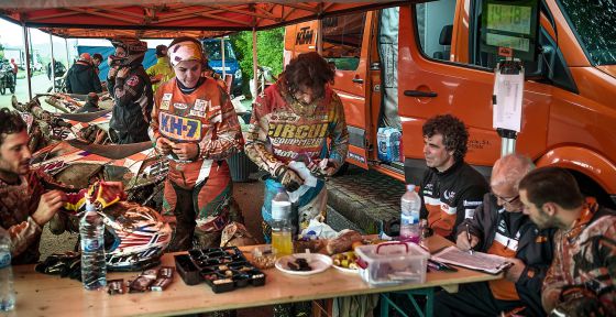 Laia Sanz e Iván Cervantes, campeón del mundo de Enduro, reponen fuerzas en la carpa del equipo KTM del Campeonato de España.