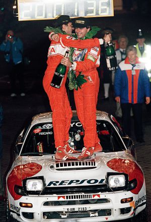 Luis Moya y Carlos Sainz, celebrando en 1992 su segundo mundial de rallies.