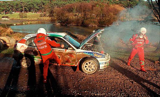 Instante en el que a la pareja se le escapa el campeonato de 1998. El copiloto (pateando el coche) acaba de pronunciar su mítico “¡Trata de arrancarlo, por Dios!”