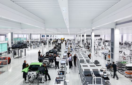 Línea de montaje del McLaren Production Centre, la fusión moderna entre las tecnologías más avanzadas y el ensamblaje artesanal por especialistas.