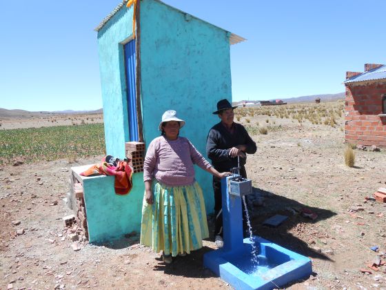 Fuente de agua construida en Bolivia con ayuda española.
