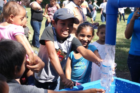 Uno de los grifos instalados en una escuela de El Salvador. En total, en la región se han dotado 1.150 colegios con servicios de agua y saneamiento.