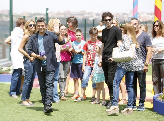 Alejandro Sanz y El hombre de Negro (El Hormiguero) a su llegada al jardín del Hospital 12 de octubre.