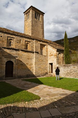 La iglesia de San Pedro de Lárrade.
