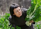 La mujer que conversa con las manzanas