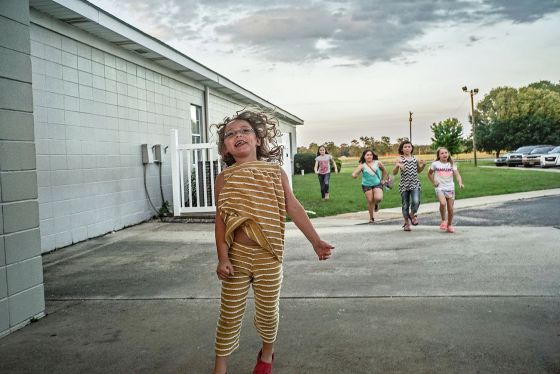 Niños en el exterior de una iglesia,