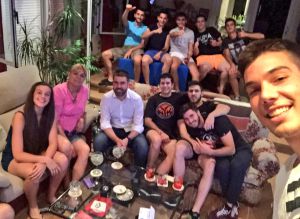 Willy Hernangómez festeja su selección en el draft con su familia y amigos.