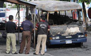 Restos de un autobús tras un ataque en San Salvador.