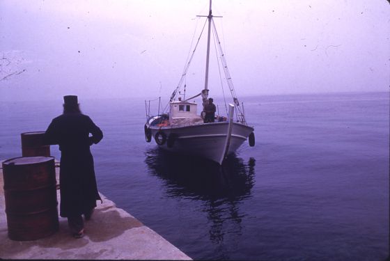 Un monje espera el atraque de un barco