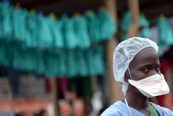 Trabajador sanitario del Elwa 3, hospital de Módicos sin Fronteras en Monrovia para tratar a enfermos de ébola.