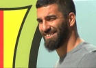 Arda Turan ya posa como nuevo jugador del Barça