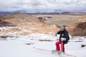 “En los años 80 el glaciar cubría toda la montaña y había mucha gente aquí practicando el deporte. En un buen domingo de esquí, a la cabaña llegaba un centenar de personas. Hoy nunca se reúnen más de siete”, afirma Bejarano.