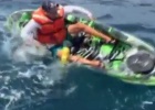 El peligro de pescar un tiburón en un kayak