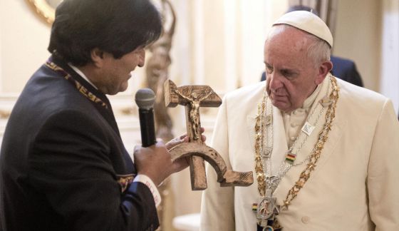 Evo Morales entrega un crucifijo con la hoz y el martillo al Papa Francisco. Evo Morales entrega un crucifijo con la hoz y el martillo al Papa Francisco.