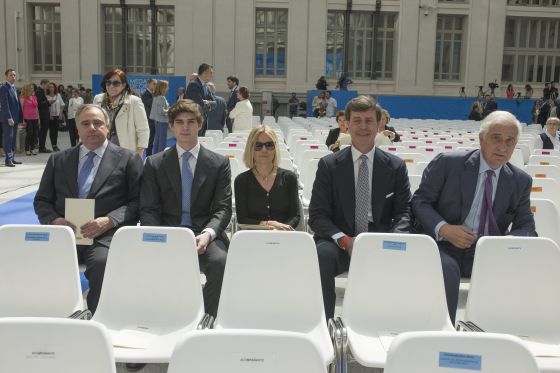 Cayetano Martínez de Irujo junto a sus hermanos y su sobrino el día de san Isidro en la entrega de la Medalla de Oro del Ayuntamiento de Madrid