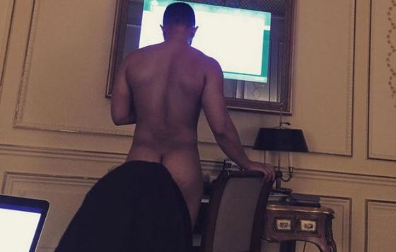 'Yo no he sido. Fue mi mujer'. John Legend poniendo excusas al exhibicionismo 'Yo no he sido. Fue mi mujer'. John Legend poniendo excusas al exhibicionismo