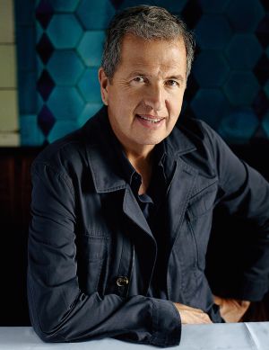 Mario Testino nació en Lima (Perú) en 1954 y emigró a Londres con 20 años. Allí descubrió la libertad y su vocación. Mario Testino nació en Lima (Perú) en 1954 y emigró a Londres con 20 años. Allí descubrió la libertad y su vocación.