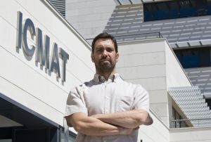 David Gómez-Ullate, junto al Instituto de Ciencias Matemáticas, el centro de investigación en el que trabaja