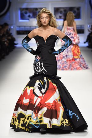 Gigi Hadid en el desfile de Moschino con el vestido de la discordia.
