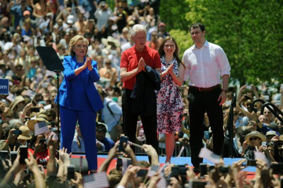 Hillary, Bill, Chelsea Clinton y Marc Mezvinskyas, durante la campaña a la presidencia de Hillary