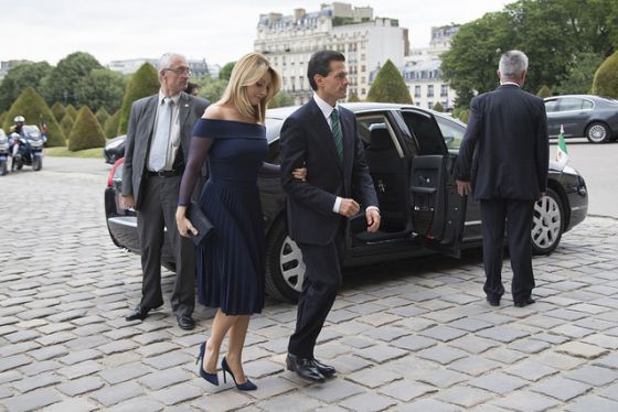 En París, Rivera usó este vestido azul marino de Benito Santos.