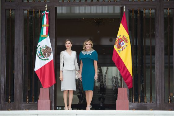 La Reina Letizia, en Felipe Varela y Angélica Rivera, en Benito Santos.