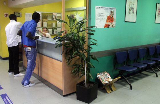 Inmigrantes esperan a ser atendidos en un centro de salud vasco.