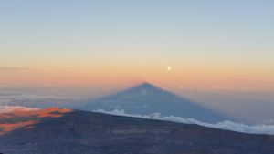 La sombra del volcán se proyecta hacia la atmósfera, junto a la superluna, dejando el Observatorio del Teide a la izquierda.