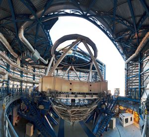 Interior de uno de los telescopios VLT, de 8,2 metros de diámetro, en Cerro Paranal (Chile),