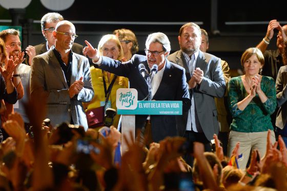 Artur Mas celebrates his victory with Junts pel Sí on Sunday night.
