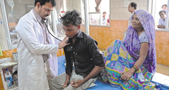 Un médico atiende a un paciente en Nueva Delhi (India).