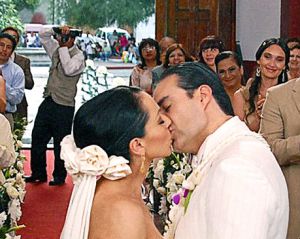 Beso de novios en 'La loba' (México).