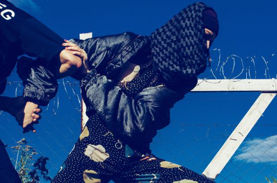 Polèmica per unes fotos de models posant com a refugiades