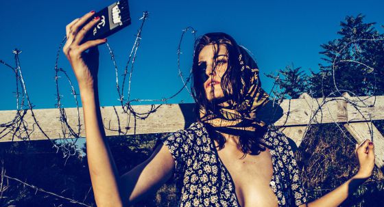 Polèmica per unes fotos de models posant com a refugiades