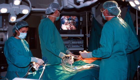 Operación de cáncer de colon en el Hospital Clínic de Barcelona