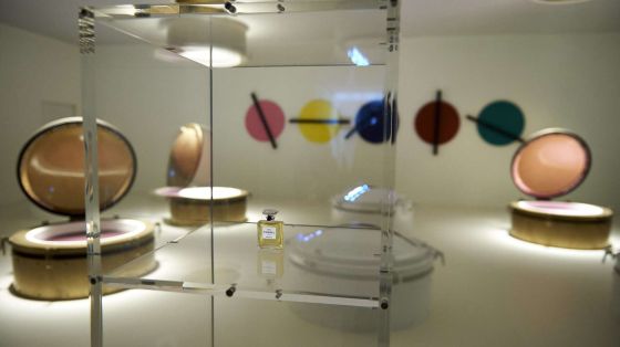 Botella miniatura del perfume Chanel No. en la exposición