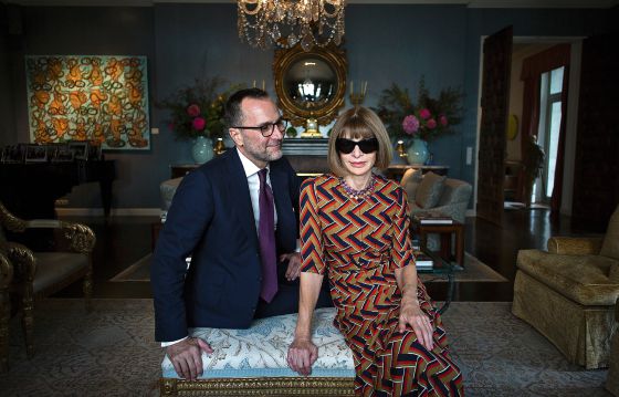 Wintour ao lado do embaixador norte-americano na Espanha, James Costos.