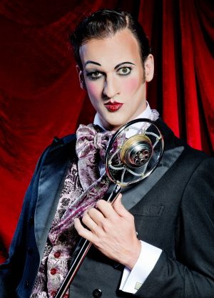 Edu Soto, caracterizado como Emcee.