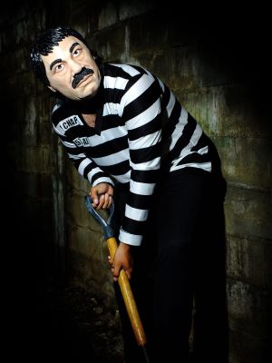 El disfraz de El Chapo con uniforme y pala.