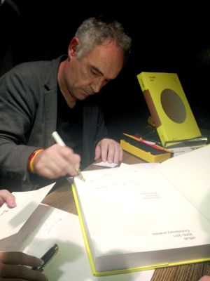 Ferran Adrià firma un ejemplar de su