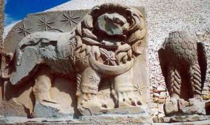 Detalle de la losa de piedra más famosa de Nemrud Dag, con el 'horóscopo' del león