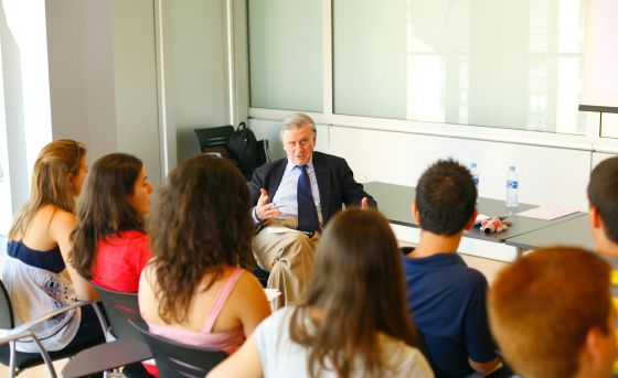 El cardiologo Fuster dando una charla.
