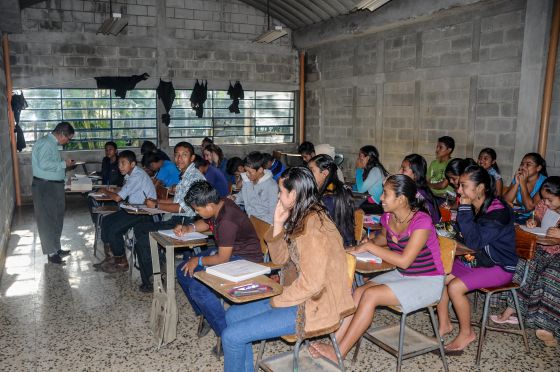 El ritmo de trabajo es intensivo para compensar los 15 días que se quedan en casa. En la imagen, los alumnos de 2º con el profesor Julio Rosado.