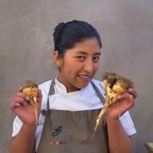 Noemí Cosme, alumna de la escuela de cocina Gustu en La Paz (Bolivia), muestra un cactus achacana, uno de los productos autóctonos con los que cocinan.